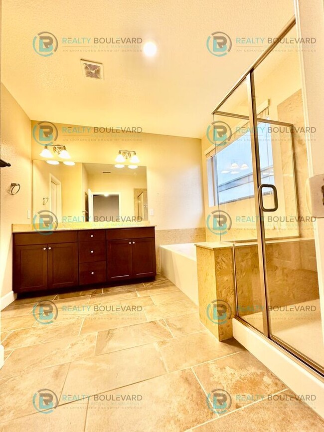 Building Photo - 1/2 Month Free! Spacious 4-Bedroom Gem in ...