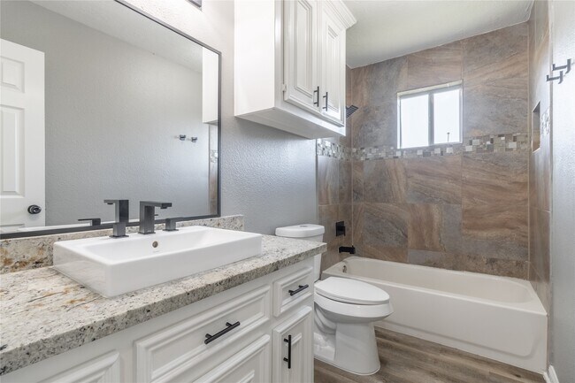 Building Photo - 725 10th St