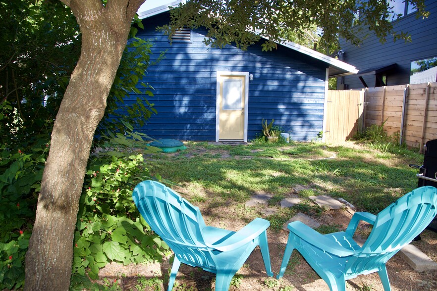 Fenced back yard - 4419 A Gillis