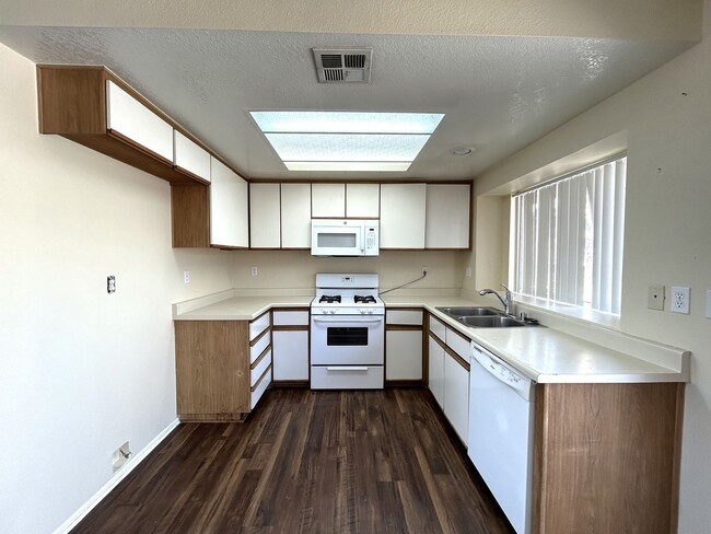 Building Photo - AVAILABLE NOW!! 2 Bed/2 Bath Apartment in ...