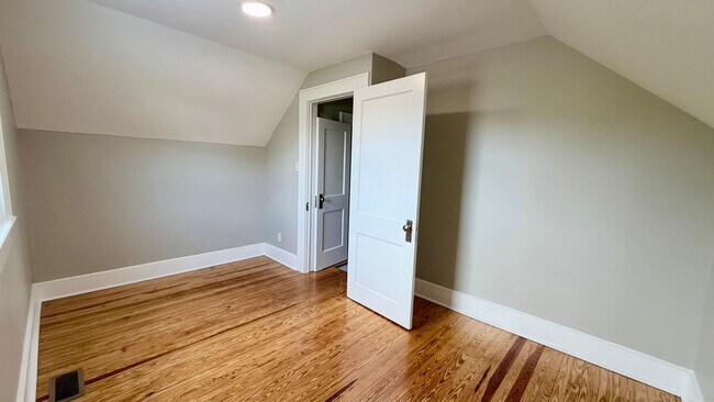 Building Photo - Spacious Updated 5BR Home with Flexible Living Options