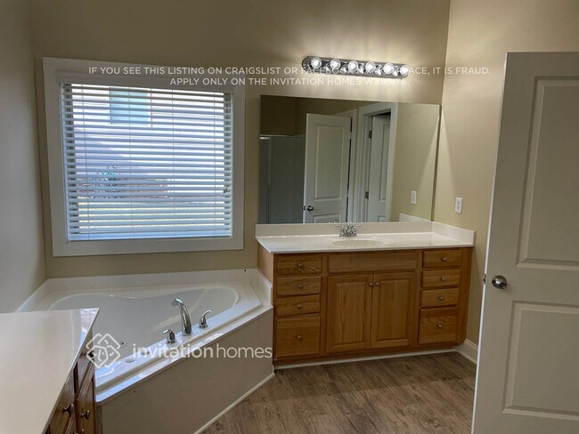 Building Photo - 820 Sweetwater Bridge Cir