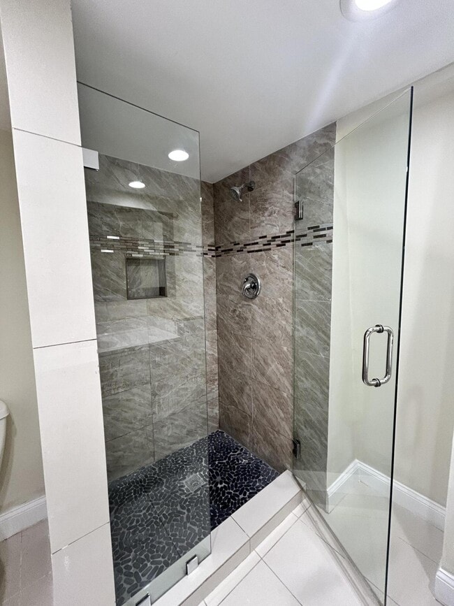 Building Photo - 705 7th Ct