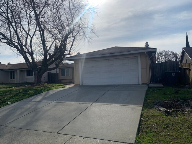 Building Photo - 3bed 2bath available in Rosemont! Pet frie...