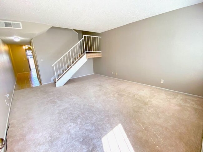 Building Photo - Renovated townhome features 2 Beds and 1.5...