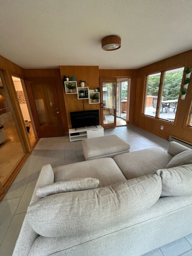 Building Photo - Midcentury home across from Lake Johanna w...