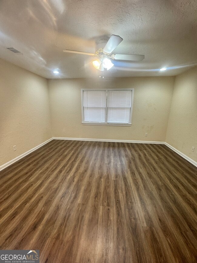 Building Photo - 736 Happy Hollow Rd