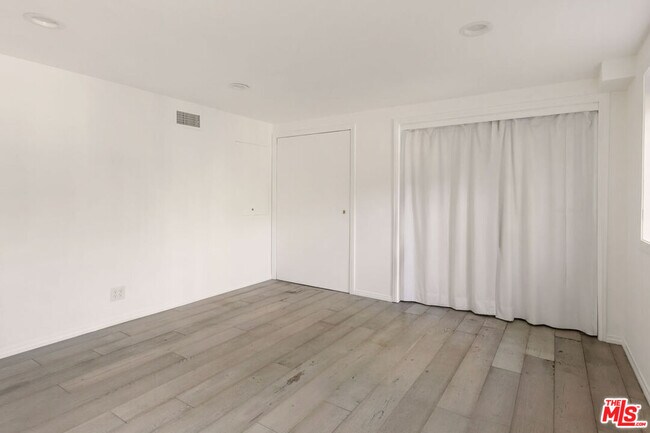 Building Photo - 150 Anita Dr