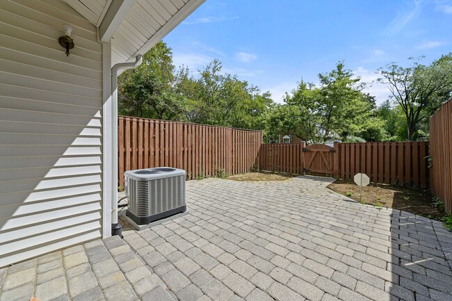 Building Photo - Ready Now! 3 bedroom Townhouse in Annapolis!