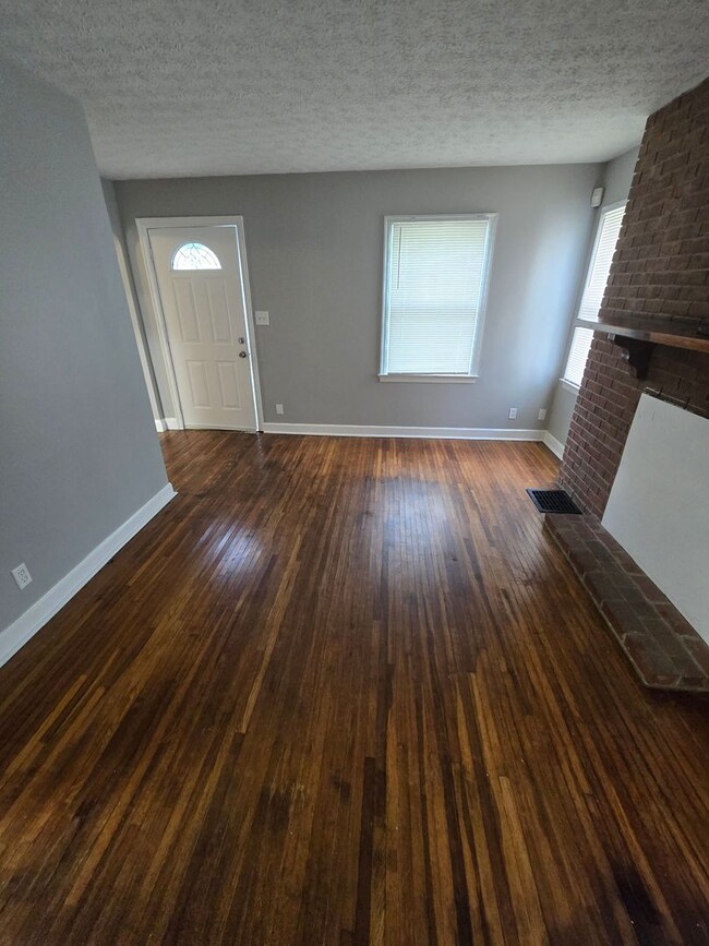 Building Photo - 3 BEDROOM SINGLE FAMILY