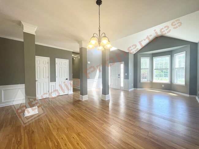 Building Photo - Charming Carpet-Free 4 Bedroom, 2.5 Bath H...