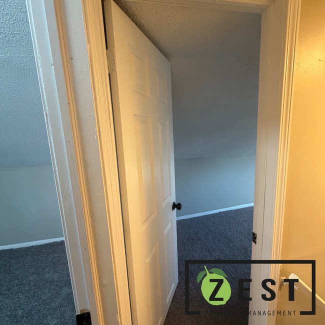 Building Photo - 2 BED + BONUS ROOM! 1 BATH HOME!