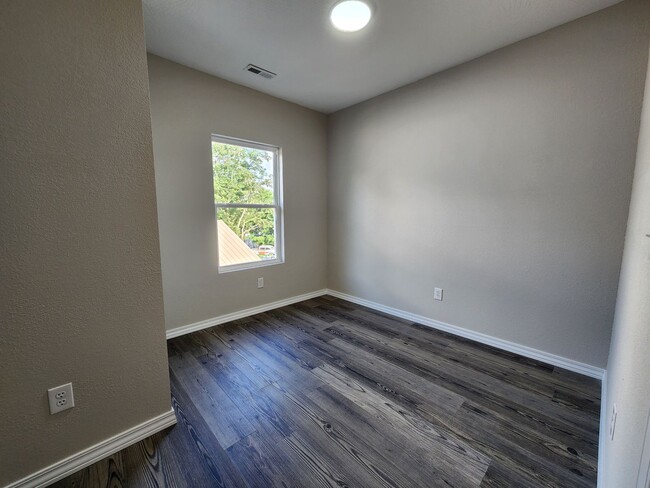 Building Photo - Spacious 2-Bedroom, 1-Bathroom Home AVAILA...