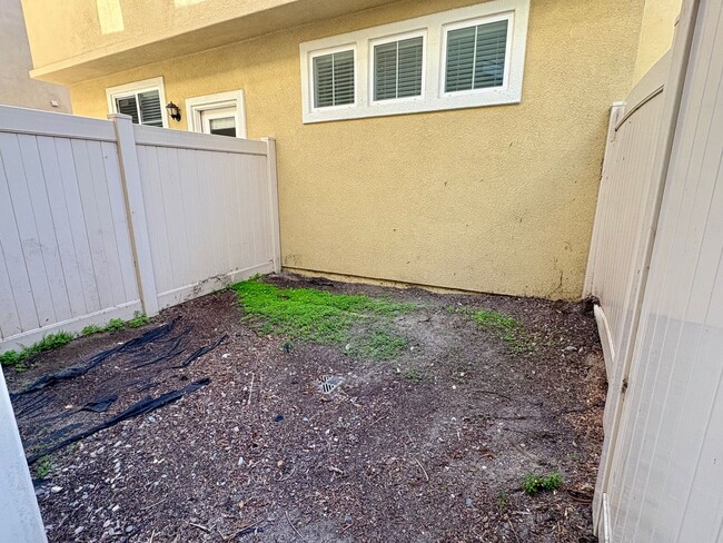 Building Photo - Tri-Level Condo within Walking Distance to The Collection!