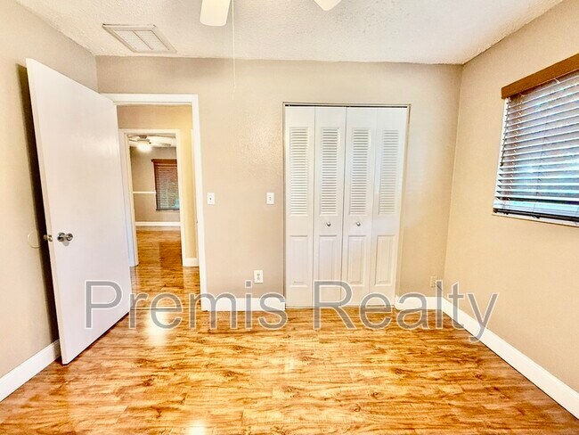 Building Photo - 2381 Timbercrest Cir W