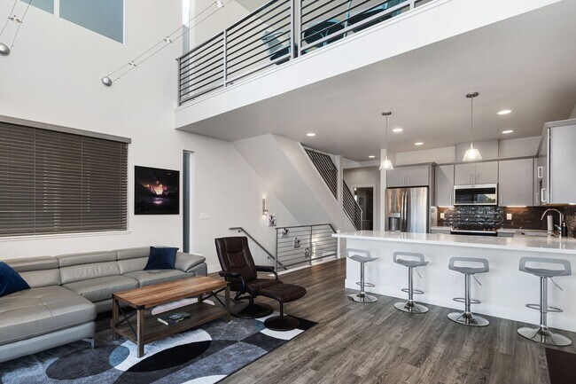 Building Photo - Downtown Executive Furnished Townhouse