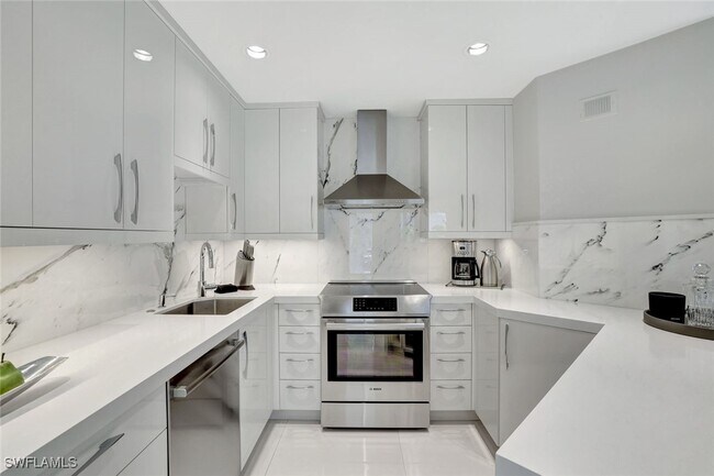 Building Photo - 231 3rd Ave S