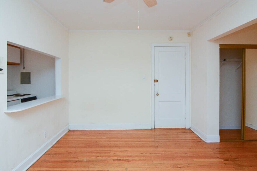 Building Photo - 3345 N Marshfield Ave