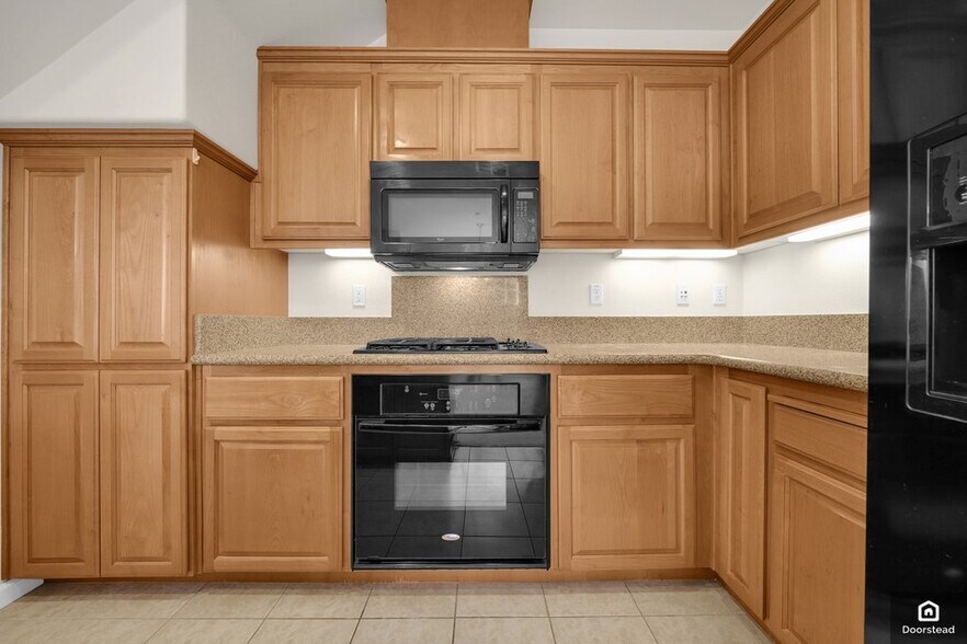 Building Photo - 584 De Guigne Dr