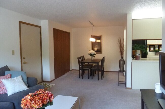 Building Photo - $1,095 | 2 Bedroom, 1 Bathroom Apartment | Cat Friendly* | Available for August 1st, 2026 Move In!