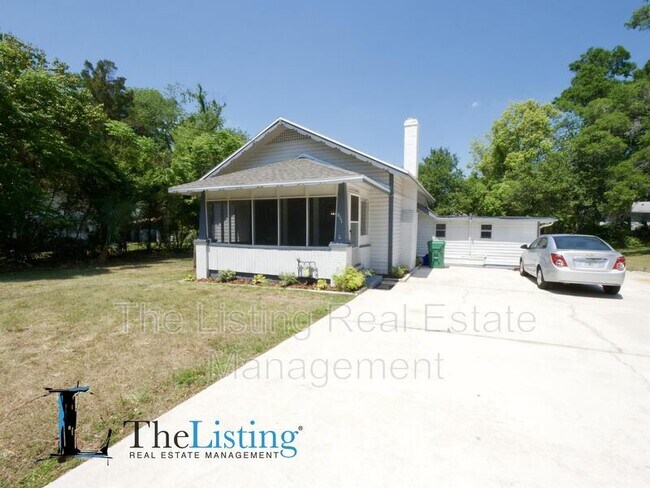 Building Photo - 611 E Plymouth Ave