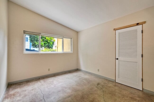 Building Photo - Coastal Living - Minutes from the Beach