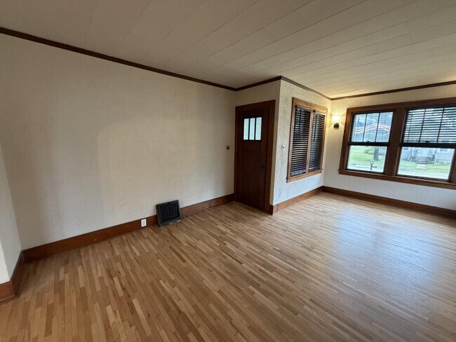 Building Photo - 460 S Mazon St