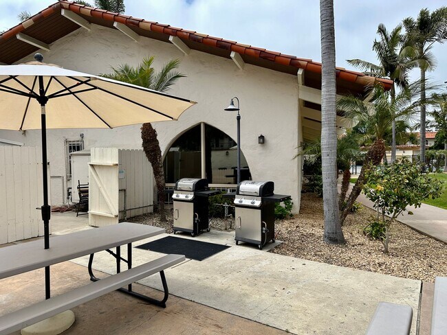 Building Photo - 3266 Loma Riviera Dr