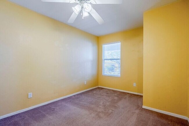 Building Photo - Bright & Spacious 3-Bed Oasis with Pool in...