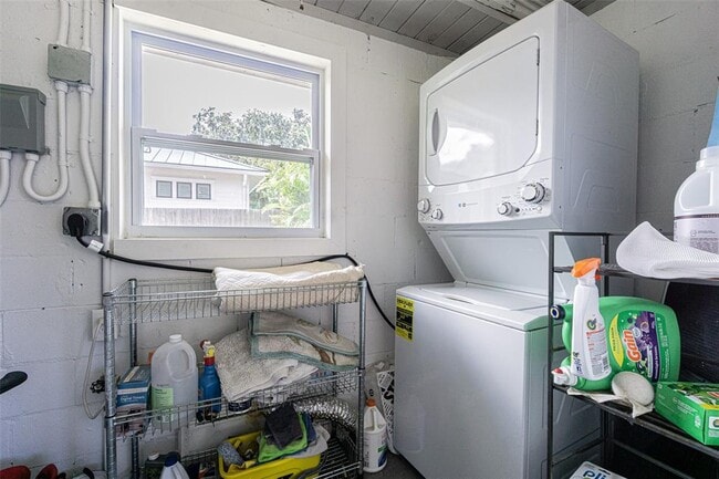 Building Photo - 701 W Henry Ave