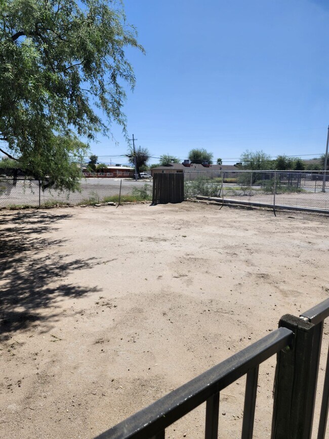 Building Photo - 1408-1410 N Hualpai Rd