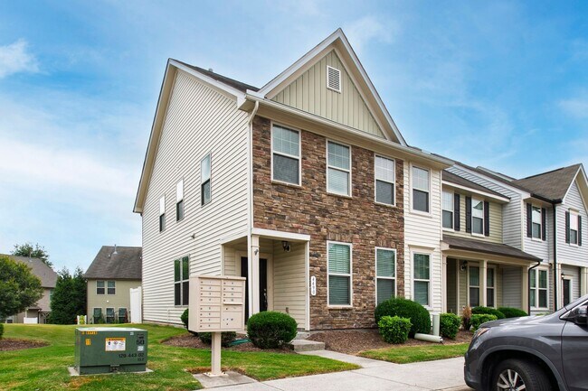 Building Photo - 4490 Middletown Dr