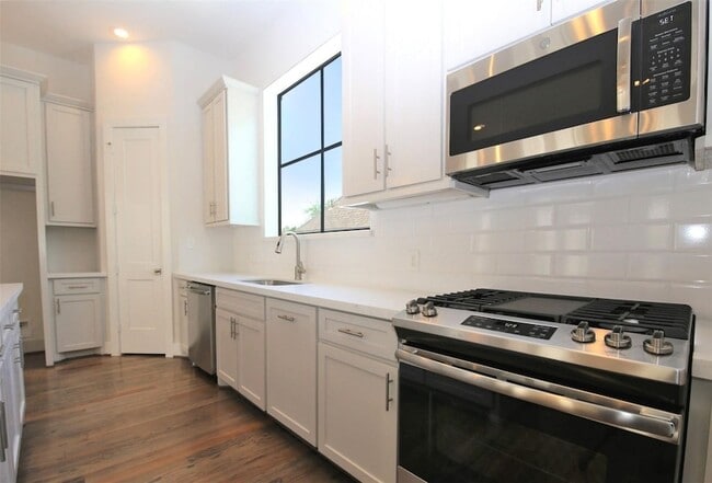 Building Photo - 816 W 22nd St