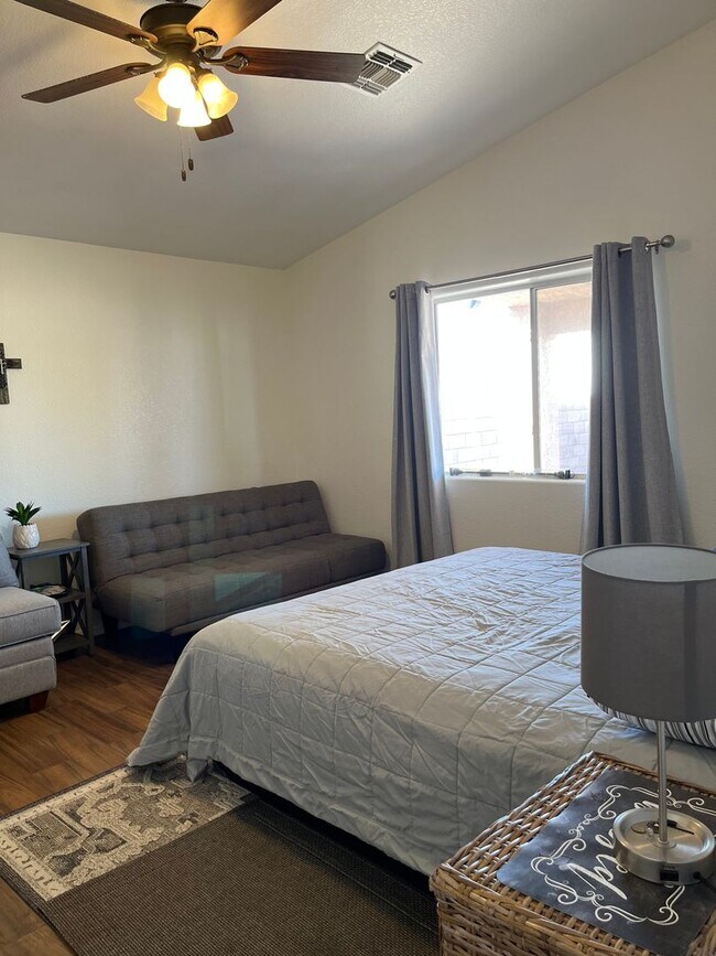 Building Photo - VACATION RENTAL -- 2 Bedroom, 2 Bath