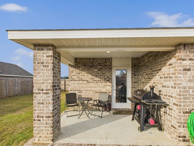 Building Photo - 8775 Clearbrook Dr