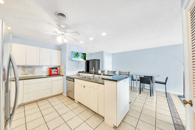 Building Photo - 130 Cypress Club Dr