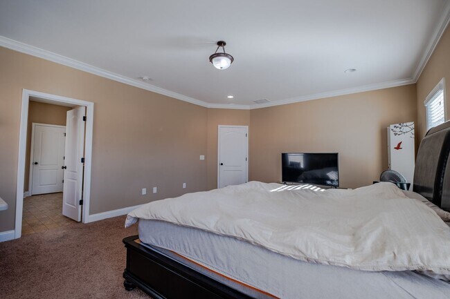 Building Photo - 5773 Highland Grove Dr