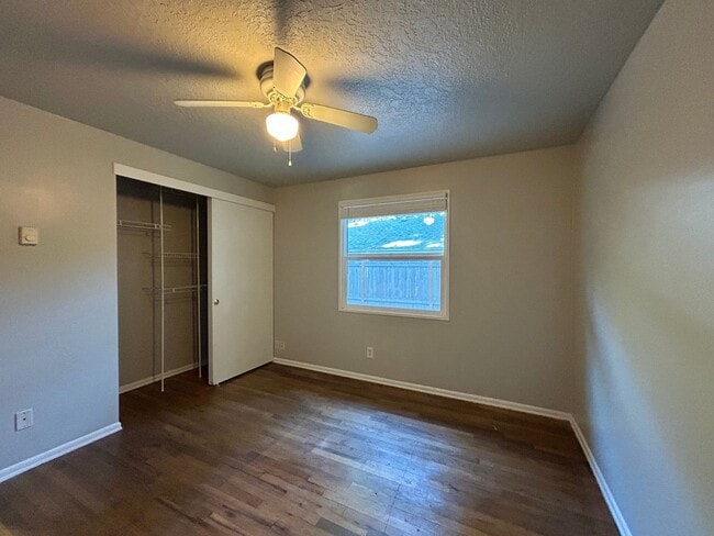 Building Photo - Spacious 3 Bed, 1.0 Bath House - Fully Fen...