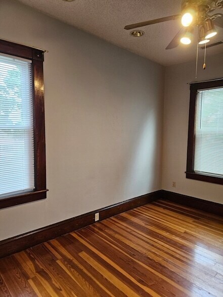 Building Photo - 404 Stevens St