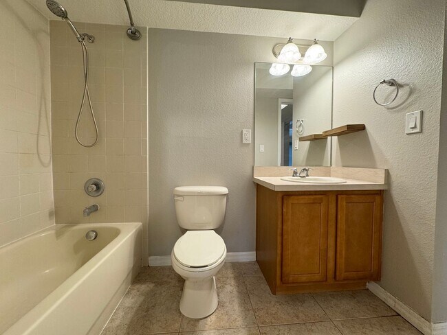 Building Photo - Lovely Winter Springs Condo ~ Vinyl Plank Flooring and Large Screened Patio!