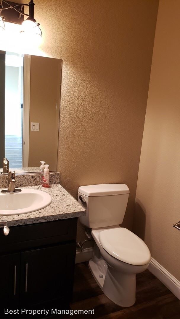 Building Photo - 4 br, 2.5 bath House - 286 N L St