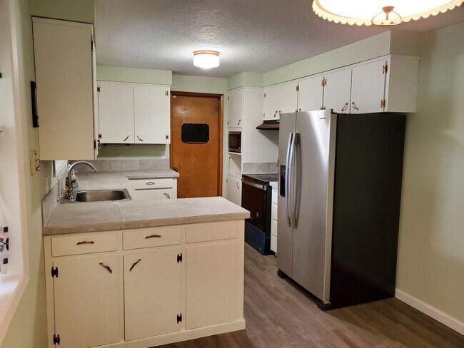 Building Photo - 3bd/1.5ba Completely Remodeled House with ...