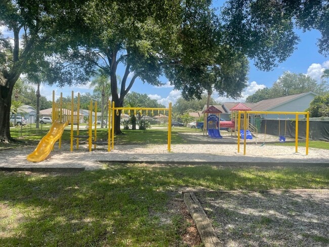 Building Photo - MOVE IN FEB 24TH!      4 Bedroom Valrico home with no carpet and a fenced yard