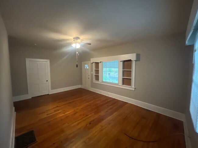 Building Photo - 2 Bedrooms, 1 Bathroom - House in South Rome!