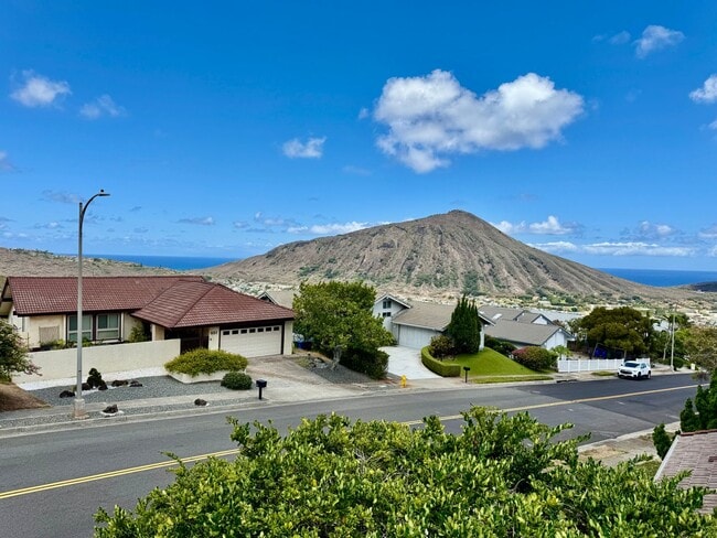 Building Photo - Charming 3-Bedroom Home with Ocean & Mount...