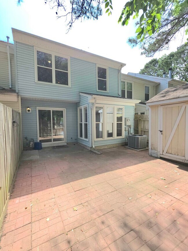 Building Photo - Move in Ready 3 Bedroom Townhouse in Yorktown!