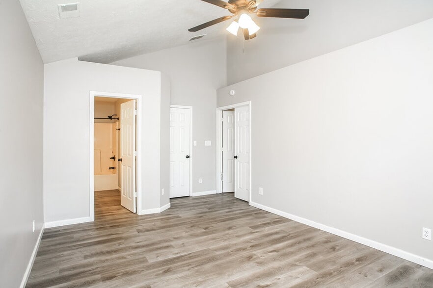 Building Photo - 5203 Pin Oak Dr