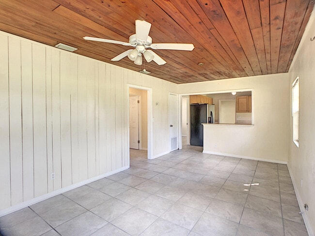 Building Photo - 319 Lucerne Dr