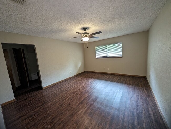 Building Photo - Western Oaks 3-2-2