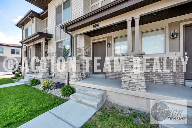 Building Photo - Townhome in Riverton!